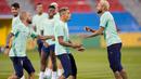 Pemain Brasil Neymar (kanan), Raphinha (tengah), dan Dani Alves bercanda saat sesi latihan di Stadion Grand Hamad, Doha, Qatar, 8 Desember 2022. Brasil akan menghadapi Kroasia dalam pertandingan perempat final Piala Dunia 2022 pada 9 Desember. (AP Photo/Andre Penner)