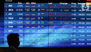 Pengunjung melintas di papan elektronik yang menampilkan pergerakan Indeks Harga Saham Gabungan (IHSG) di Bursa Efek Jakarta, Rabu (15/4/2020). Pergerakan IHSG berakhir turun tajam 1,71% atau 80,59 poin ke level 4.625,9 pada perdagangan hari ini. (Liputan6.com/Johan Tallo)