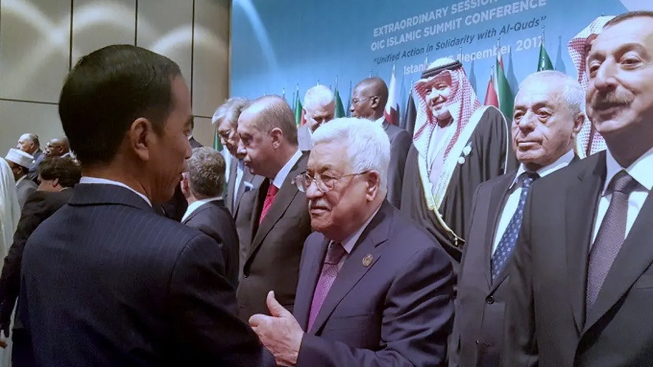 Presiden Joko Widodo saat berbincang dengan Presiden Palestina Mahmoud Abbas di KTT Luar Biasa OKI di Istanbul, Turki. (Liputan6/Kementerian Luar Negeri RI)