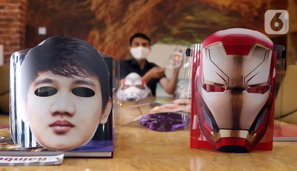 Face shield atau pelindung wajah karakter superhero ditunjukkan di Percetakan Bintang Sempurna, Bendungan Hilir, Jakarta, Rabu (24/6/2020). Pelindung wajah karakter tersebut dibanderol dengan harga Rp 35 ribu hingga Rp 50 ribu per buah. (Liputan6.com/Angga Yuniar)