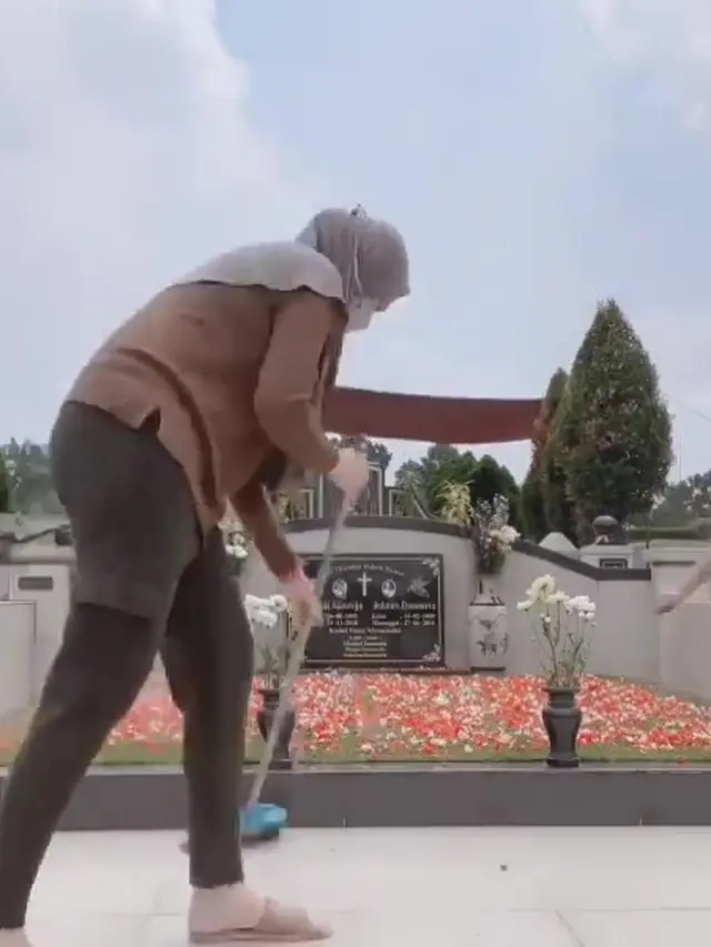 Cut Meyriska Menyapu Pelataran Makam Orangtua Roger Danuarta