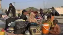 Keluarga Afghanistan duduk di luar tenda mereka di area terbuka di pinggiran Chaman, sebuah kota perbatasan di provinsi Baluchistan barat daya Pakistan, Selasa (31/8/2021). AS mengakhiri kehadiran militernya selama 20 tahun di negara yang dikuasai Taliban. (AP Photo)