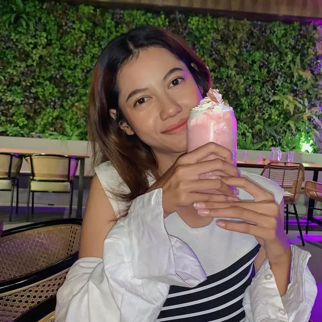 6 Potret Klaudia Krish Petugas Solo Safari Viral Mirip Pevita Pearce, Bak Kembar