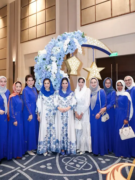 Sementara Annisa Pohan kenakan suede heels biru dan aksesori serba mutiara [@annisayudhoyono]