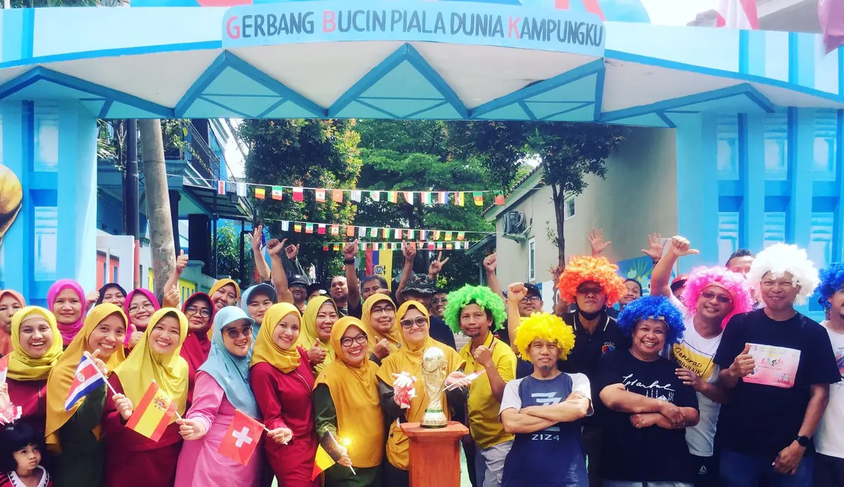 Warga Cluster Cemara Perumahan Depok Maharaja foto bersama saat merayakan keberhasilan mereka peringkat ke-3 Kampung Piala Dunia Terbucin se-Indonesia pada 2022. (Dokumentasi warga Cluster Cemara)