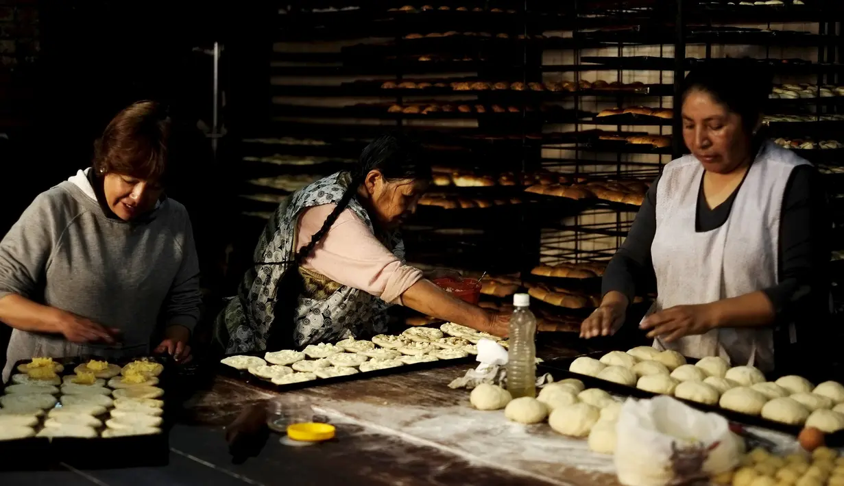 Para wanita saat membuat adonan roti untuk merayakan  peringatan All Saints di La Paz, Bolivia, Rabu (28/10/2015). Nantinya makanan - makanan ini akan dibawa ke pemakaman selanjutnya akan dilakukannya doa bersama. (REUTERS/David Mercadoâ)