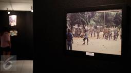 Sebuah foto dalam pameran fotografi Refleksi gerakan mahasiswa-Reformaai Tahun 1998 melawan kebangkitan orde baru di Galeri Cipta II, Jakarta, Senin (8/5). Pameran bertemakan " Melawan Kebangkitan Orde Baru ". (Liputan6.com/Johan Tallo)