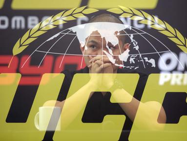 Foto dengan teknik multiple exposure menggambarkan CEO Byon Combat Yoshua Marcellos Muliardo saat memberi keterangan terkait perkenalan Uni-Combat Council (UCC) di Media Center, Kementerian Pemuda dan Olahraga, Jakarta, Senin (16/6/2025). (Liputan6.com/Helmi Fithriansyah)