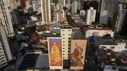 Mural raksasa karya seniman Priscila Barbosa dipajang di Sao Paulo, Brasil, Selasa (28/9/2021). Para seniman mural papan atas dikerahkan membuat lukisan raksasa karya terbaik mereka untuk berpartisipasi dalam festival di kota tersebut selama seminggu. (AP Photo/Andre Penner)
