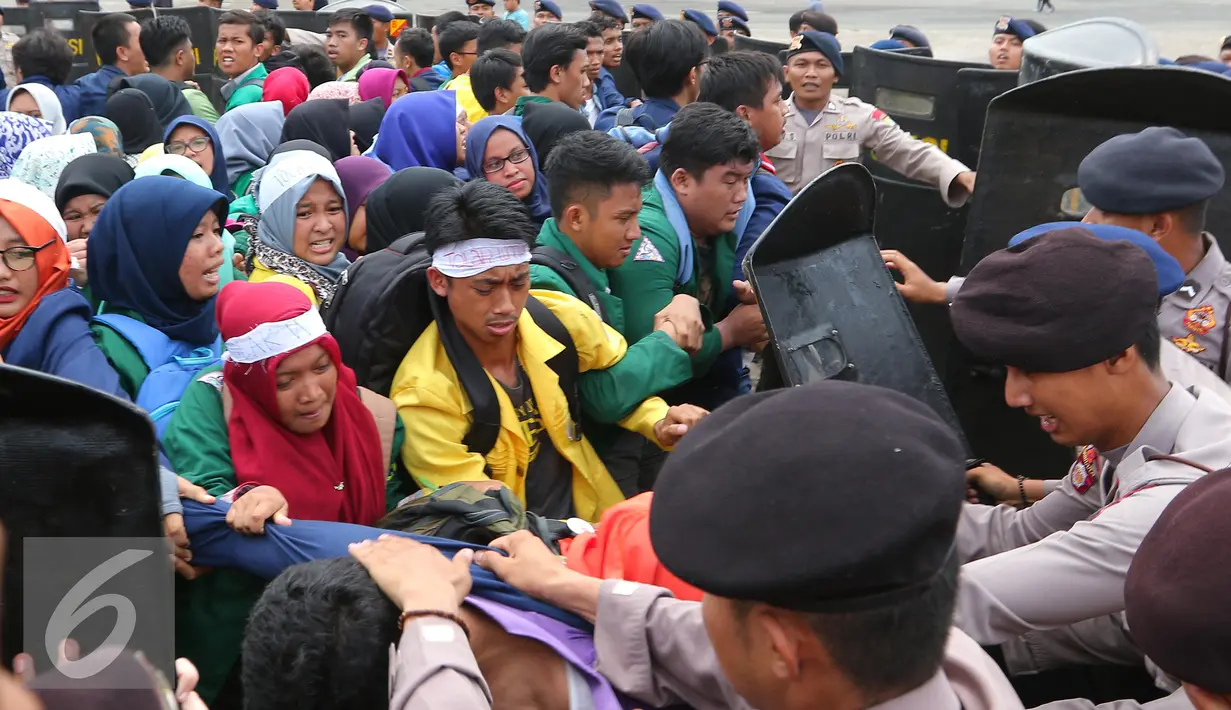 Aksi saling dorong antara mahasiswa dengan aparat di di JIEXPO, Jakarta (27/4). Mahasiswa menolak pameran tersebut karena dinilai akan berdampak pada jumlah produksi rokok dan konsumsi rokok di Indonesia. (Liputan6.com/Angga Yuniar)
