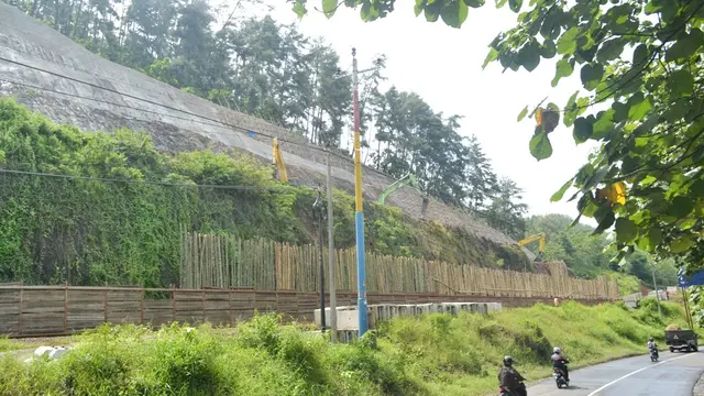 Pengeprasan bukit antara Stasiun Notog-Kebasen, Banyumas untuk proyek rel ganda kereta. (Foto: Liputan6.com/Muhamad Ridlo)