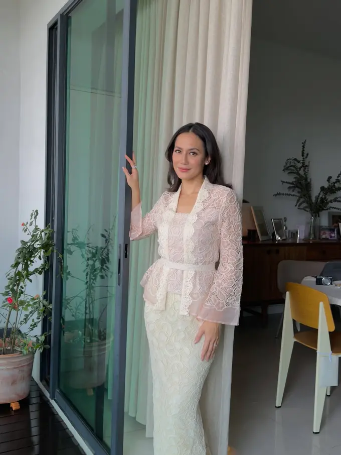 Lebaran di Malaysia, Pesona Pevita Pearce dalam Kebaya Kutubaru Peplum Bikin Jatuh Hati