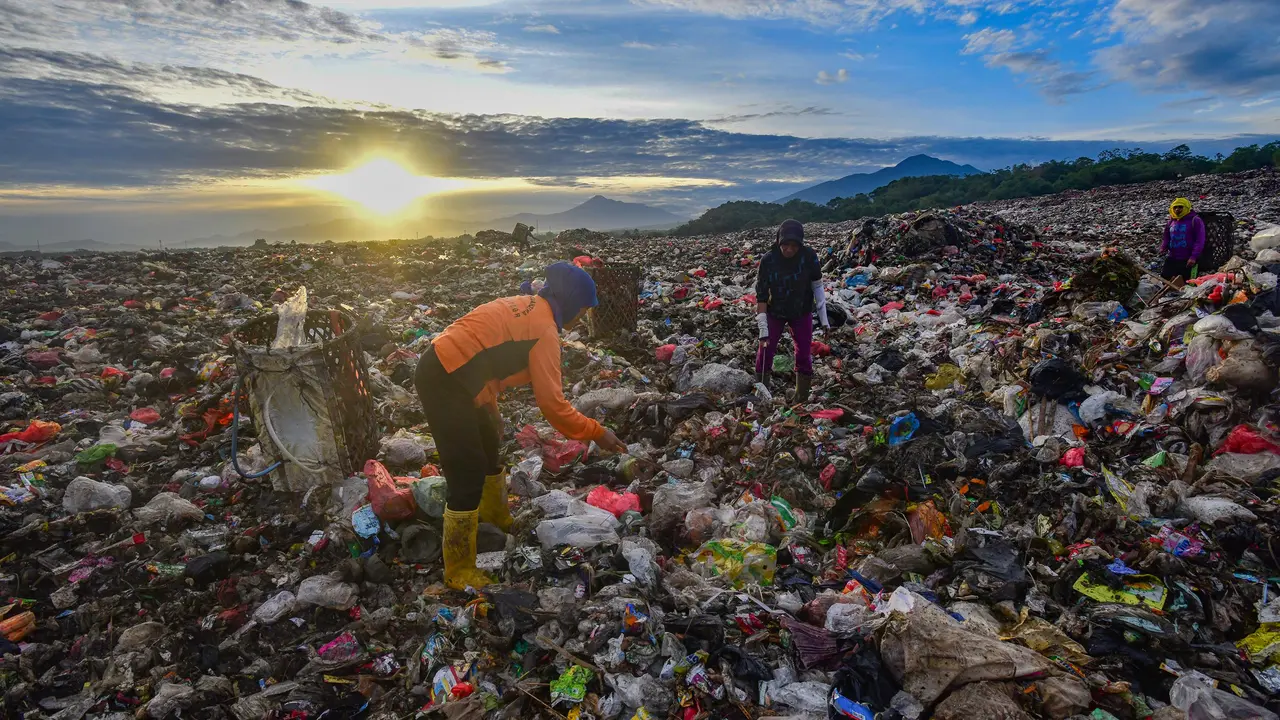 Cegah Pencemaran Mikroplastik, TPA Open Dumping di Jabodetabek Diminta Tutup Tumpukan Sampah