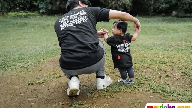 Atta Halilintar mengajari putrinya berjalan