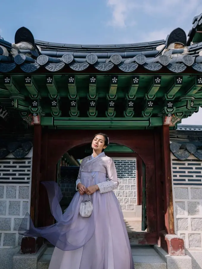 Jessica Iskandar tampil cantik dengan Hanok Korea