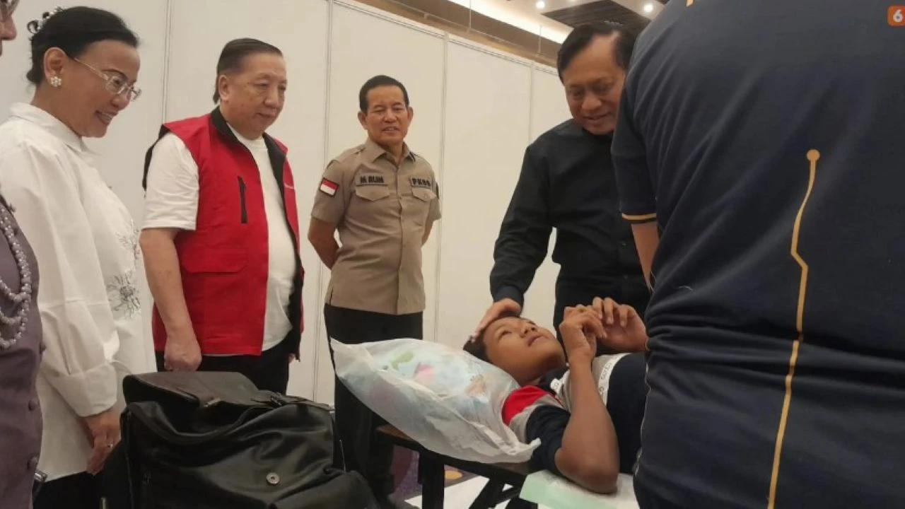 Ketua Umum Yayasan Pundi Amal Peduli Kasih (YPP), Komjen Pol. (Purn.) Drs. Imam Sudjarwo, M.Si., berbincang hangat dengan seorang anak usai menjalani sunat massal, didampingi Presiden Direktur Pakuwon Group, Alexander Stefanus Ridwan (rompi merah)