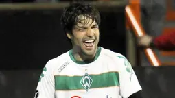 Werder Bremen&#039;s Brazilian midfielder Diego celebrates scoring during the UEFA Cup quarter-final football match vs Udinese Calcio (Italy) at the Weser Stadium in Bremen on April 9 2009. AFP PHOTO DDP / DAVID HECKER
