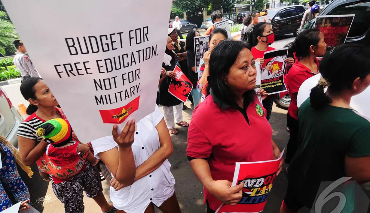 Dalam aksinya mereka meminta agar negara Indonesia tidak dipimpin militerisme dan agar mengusut kasus-kasus sejumlah kejahatan HAM pada zaman Order Baru, Jakarta, Senin (7/7/2014) (Liputan6.com/Faizal Fanani) 