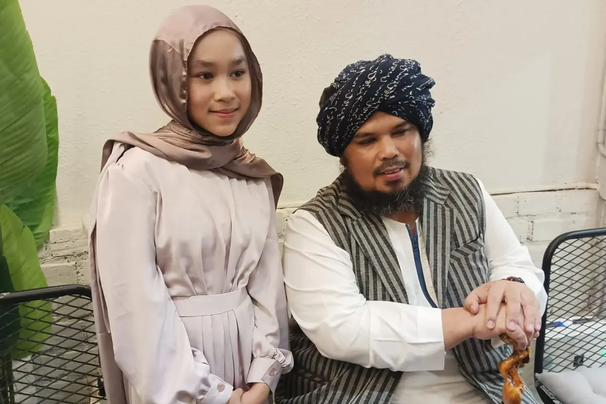 Ustad Derry Sulaiman berkolaborasi dengan Azka, seorang penyanyi cilik berbakat asal Jawa Timur.