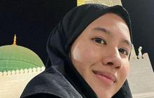Tampil Memesona dengan Gamis Serba Hitam, Intip Potret Shenina Cinnamon Jalani Ibadah Umrah