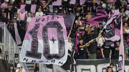 Mantan pemain Barcelona itu diperkenalkan kepada lebih dari 20.000 fans Inter Miami di DRV PNK Stadium. (AP Photo/Marta Lavandier)