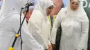 Ketua Umum Muslimat NU Khofifah Indar Parawansa (tengah) bersama Ketua Panitia Harlah ke-73 Muslimat NU Yenny Wahid (kanan) saat menghadiri doa bersama dan santunan anak yatim di kompleks SUGBK, Jakarta, Sabtu (26/1). (Liputan6.com/Herman Zakharia)