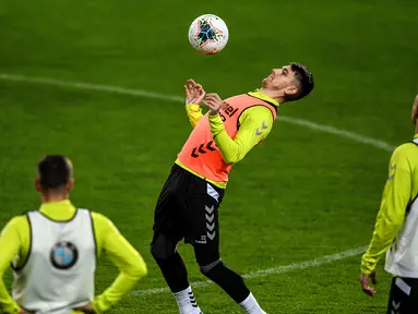 Gelandang Lithuania Fiodor Cernych (tengah) berlatih jelang menghadapi Portugal pada babak kualifikasi Grup B Piala Eropa 2020 di Estadio Algarve, Faro, Portugal, Rabu (13/11/2019). Lithuania akan menghadapi Portugal di Estadio Algarve pada 15 November 2019. (PATRICIA DE MELO MOREIRA/AFP)