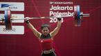 Atlet angkat besi, Sri Wahyuni, saat berlaga pada Asian Games di JIExpo, Jakarta, Senin, (20/8/2018). Sri Wahyuni menyumbang medali perak dengan total angkatan 195 kg. (Bola.com/Vitalis Yogi Trisna)