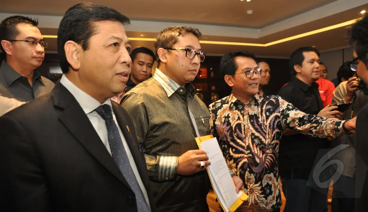 Ketua DPR RI Setya Novanto didampingi Wakil Ketua Fadli Zon menerima surat Pengajuan Hak angket untuk Menkunham Yasonna Laoly dari perwakilan KMP di Ruang Pimpinan kompleks Parlemen Senayan, Jakarta, Rabu (25/3/2015). (Liputan6.com/Andrian M Tunay)