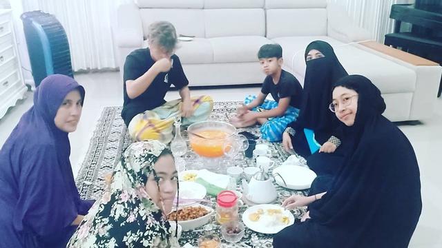 7 Potret Kebersamaan Umi Pipik Bersama Keempat Buah Hatinya, Selalu Kompak