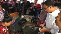 Kunjungi Pasar Bambu Kuning Sunter, Anies Beli Kue Cucur