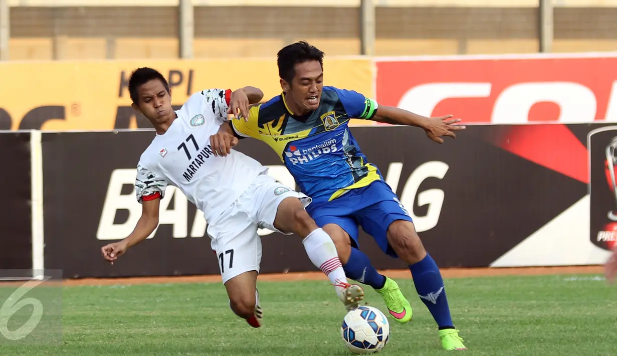 Pesepakbola Martapura FC, Abdul Rahman (kiri) berebut bola dengan I Made Wirahadi (Persiba) di lanjutan Piala Presiden 2015 di Stadion Si Jalak Harupat, Bandung, Minggu (9/6/2015). Martapura kalah 2-3 dari Persiba. (Liputan6.com/Helmi Fithriansyah)