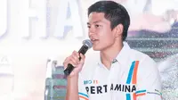 Pebalap F1 dari tim Manor Racing, Rio Haryanto saat mengadakan jumpa fans di Mall Kota Kasablanca, Jakarta, Kamis (7/4/2016). (Bola.com/Vitalis Yogi Trisna)