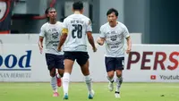 Pemain Rans Nusantara FC, Mitsuru Maruoka (kanan) melakukan selebrasi setelah mencetak gol ke gawang Persija Jakarta pada laga BRI Liga 1 di Stadion Patriot Candrabhaga, Bekasi, Jumat (3/2/2023). Rans Nusantara FC kalah dengan skor 1-3. (Bola.com/M Iqbal Ichsan)