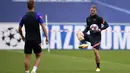 Gelandang RB Leipzig, Marcel Sabitzer (kanan) bersama rekannya saat mengikuti sesi latihan di stadion Luz di Lisbon (17/8/2020). Leipzig akan bertanding melawan PSG pada semifinal Liga Champions. (David Ramos/Pool via AP)