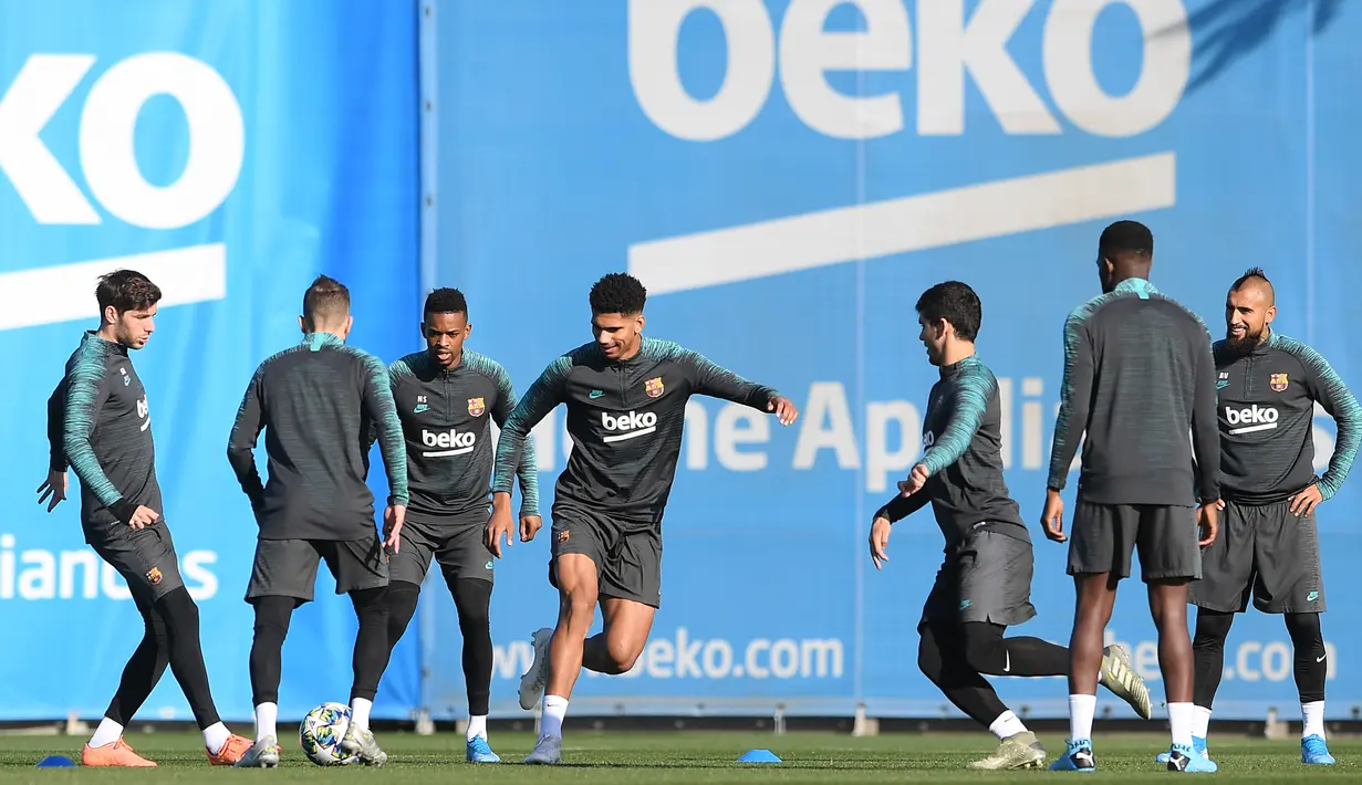 Para pemain Barcelona saat mengikuti sesi latihan tim di Joan Gamper Sports City di Sant Joan Despi (9/12/2019). Barcelona akan bertanding melawan wakil Italia, Inter Milan pada Grup F Liga Champions di Giuseppe Meazza. (AFP/Josep Lago)