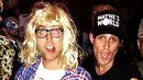 Lance Bass memilih kostum simple untuk  Halloween, ia dan temannya, Jai Rodriguez, menjadi karakter di film komedi ‘Wayne’s World’ yang hits pada tahun 1992. (via people.com)