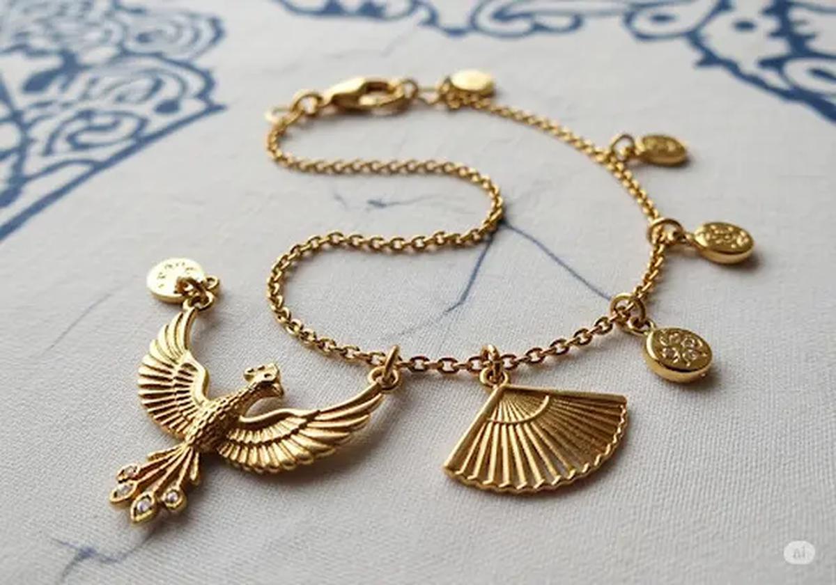 Gelang Pesona (Charm Bracelet) dengan Simbol Budaya/Model Gelang Emas Malaysia (Sumber: gemini.com)