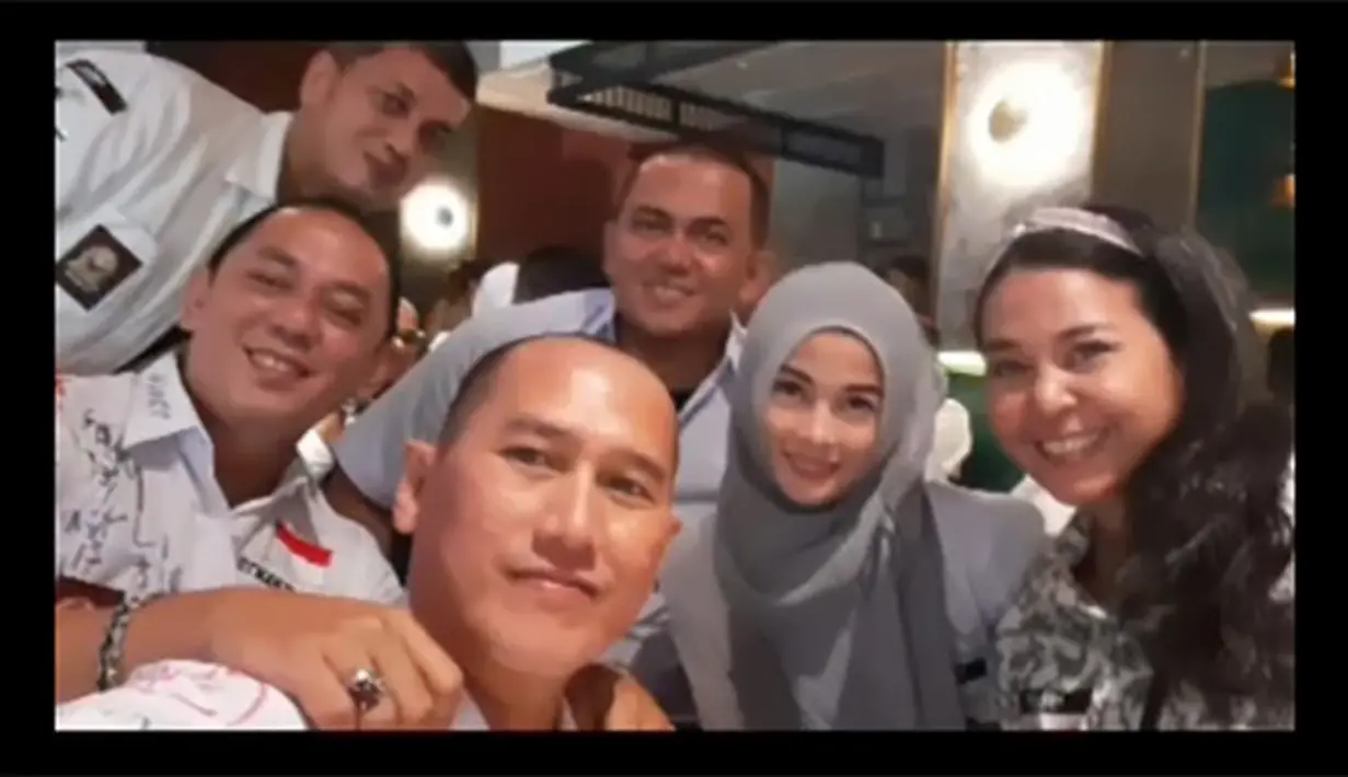 "Masih pantes jd anak sma..," tulis Feby Febiola. "Kamu mah anom wae (kamu mah muda terus)," tulis Aming. "Cocok bngt pke putih abu2, gmna gak msh imut dan cantik," tulis ichalaila2009. "Maa syaa Allah...masih imut," tulis jhons_fachland. [Instagram/jihanfahirareal]