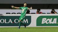 Pemain PSS Sleman, Eduardo Junior melakukan selebrasi usai mencetak gol kedua timnya ke gawang Arema FC dalam laga pekan ke-3 BRI Liga 1 2021/2022 di Stadion Pakansari, Bogor, Minggu (19/9/2021). PSS Sleman menang 2-1. (Bola.com/M Iqbal Ichsan)
