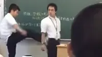 Seorang guru di kota Fukuoka, Jepang mendapat serangan dari siswanya sendiri (Capture/博多高校の生徒が教師に暴行)