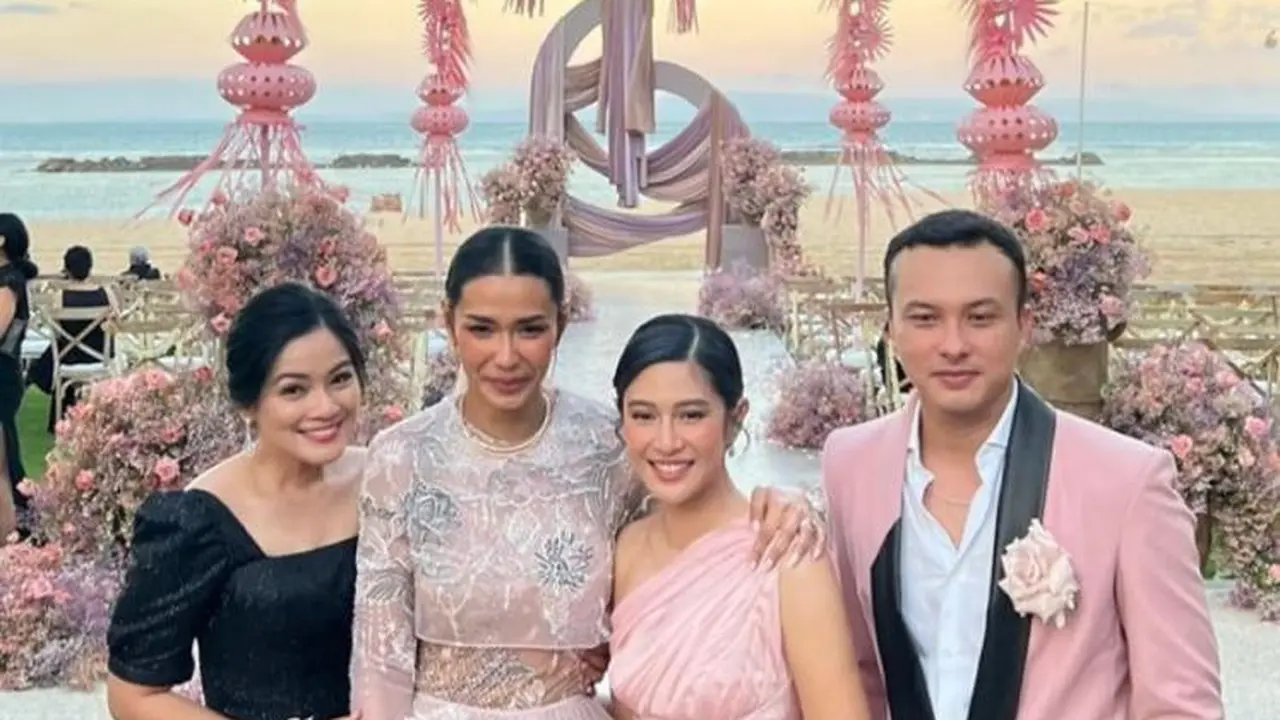 Gaya Reuni Geng AADC di Pernikahan Adinia Wirasti, Dian Sastro dan Nicholas Saputra Kompak Jadi Bridesmaid-Groomsmen