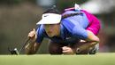 Pegolf Amerika Serikat, Michelle Wie mengukur puttnya di lubang ke-17 pada hari terakhir Meijer LPGA Classic 2017 di Blythefield Country Club di Grand Rapids, Mich, (18/6). (Mike Clark / Grand Rapids Press via AP)