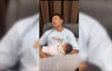 Kini jadi Ayah, ini Momen Denny Sumargo Gendong Baby Gabriella Sampai Ketiduran di Kursi