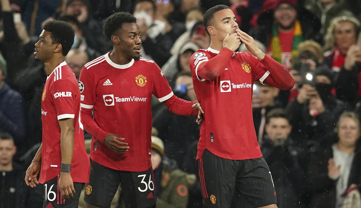 Pelatih Manchester United, Ralf Rangnick melakukan eksperimen dengan menurunkan pemain pelapis yang masih muda saat menjamu Young Boys di pertandingan Liga Champions. Mereka diantaranya adalah Amad Diallo (kiri), Anthony Elanga (tengah), dan Mason Greenwood. (AP Photo/Dave Thompson)