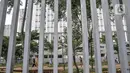 Pasien positif Covid-19 berolahraga saat menjalani isolasi di RSDC Wisma Atlet Kemayoran, Jakarta Pusat, Senin (21/2/2022). Kepala Penerangan Kogabwilhan-I Kolonel Marinir Aris Mudian mengungkapkan jumlah pasien yang dirawat di RSDC Wisma Atlet Kemayoran terus menurun. (merdeka.com/Iqbal S. Nugroho)