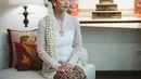 Adinia Wirasti tampak ayu bak ratu Jawa dengan kebaya pengantin yang lengkap. Kebaya manten panjang berwarna putih ini merupakan rancangan dari Kraton World. Penampilannya tak main-main dengan paduan kain batik sebagai bawahan dari Iwan Tirta. Foto: Instagram.