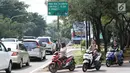 Pengendara sepeda motor melawan arus untuk memutar balik di kawasan Cilandak, Jakarta, Kamis (31/1). Selain melanggar hukum, perilaku buruk pemotor berpotensi membahayakan keselamatan diri sendiri serta pengendara lain. (Liputan6.com/Immanuel Antonius)