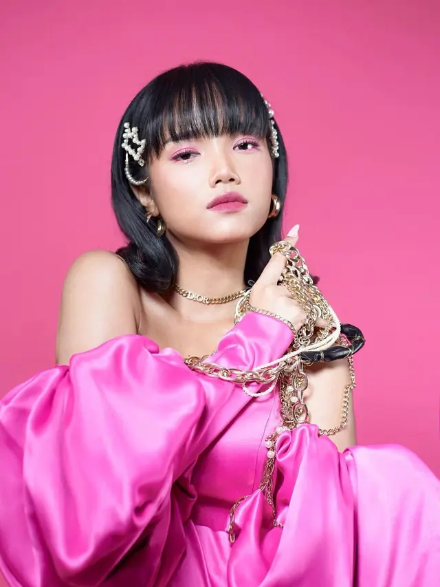 Pemotretan Fuji memakai dress shocking pink (Foto: Instagram fuji_an)