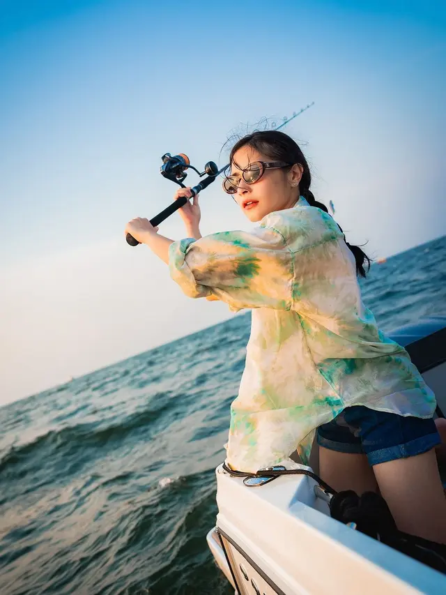 Prilly Latuconsina dan Yacht Mewahnya